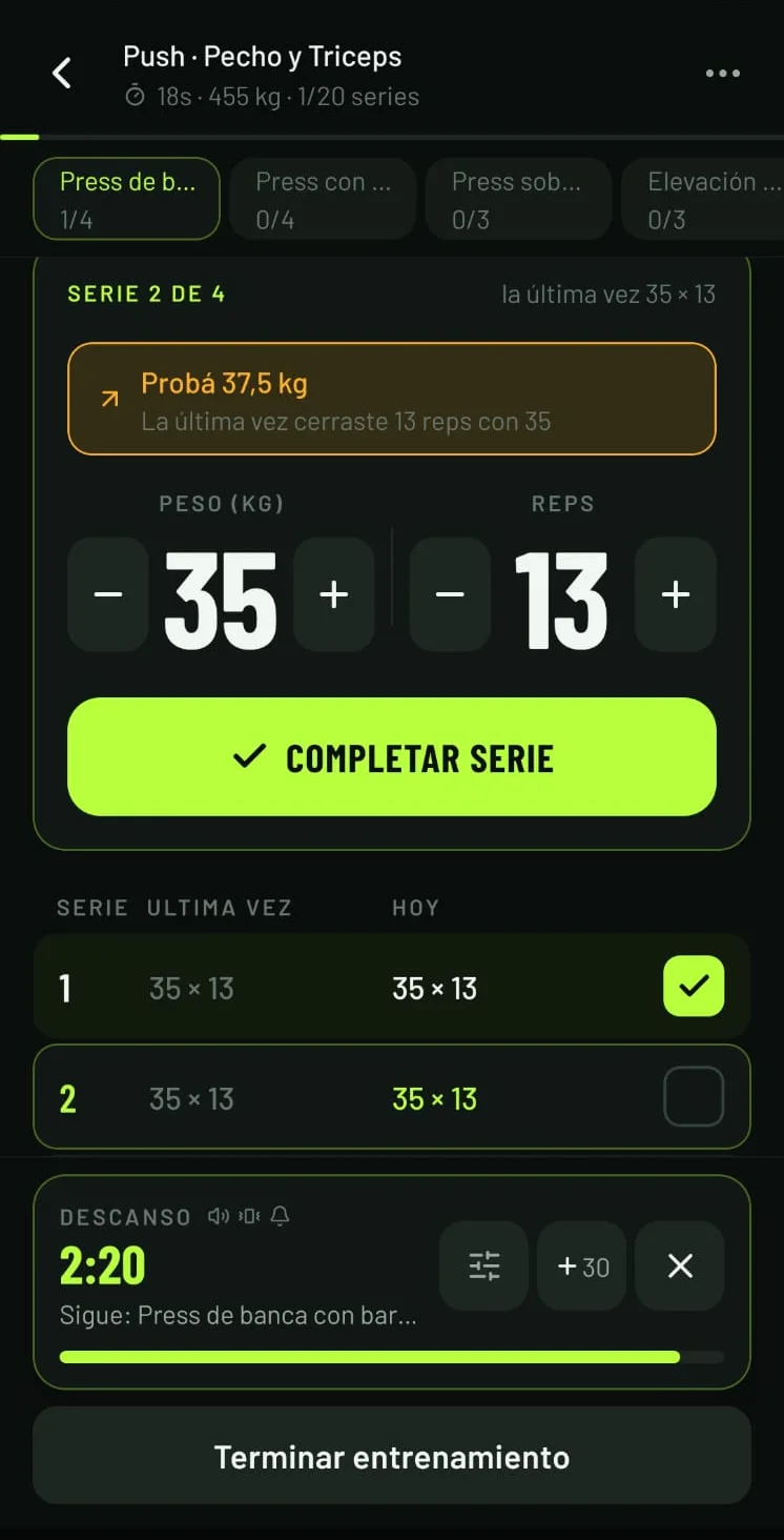 Pantalla de entrenamiento de GymTrack: peso 35 kg, 13 repeticiones, la marca de la última vez y el descanso en 2:20.